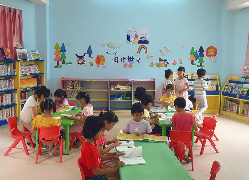 P12-新兴县东成镇东瑶小学，孩子们在图书馆内自由阅读.jpg